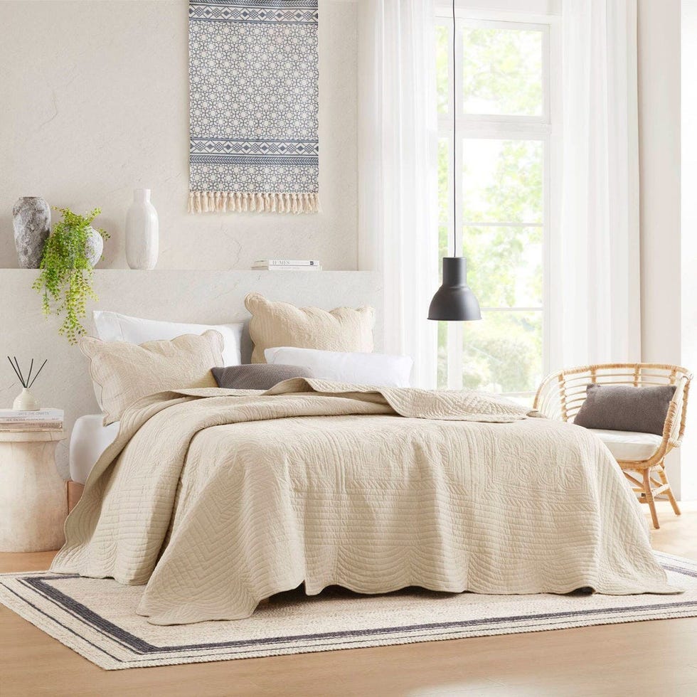 Tuscany Scalloped Edge Quilt Set Tuscany Scalloped Edge Quilt Set