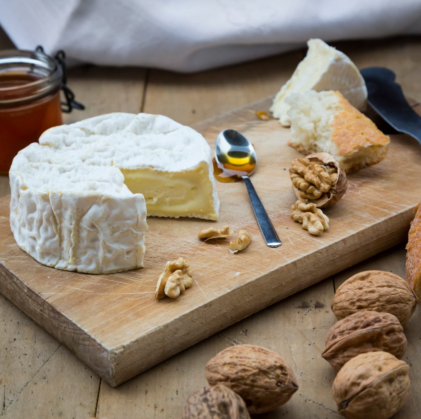best late night snacks nuts and cheese